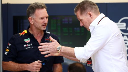 Christian Horner, chefão da Red Bull Racing, e Jos Verstappen conversam no GP do Bahrein