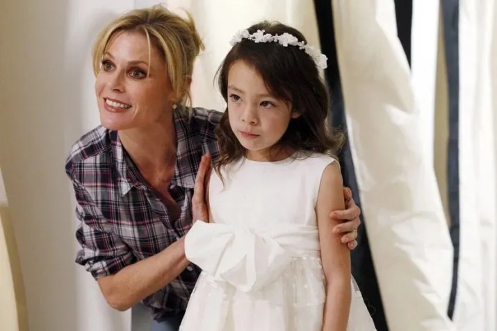 Julie Bowen em cena com Aubrey, em "Modern Family" • Reprodução/ ABC