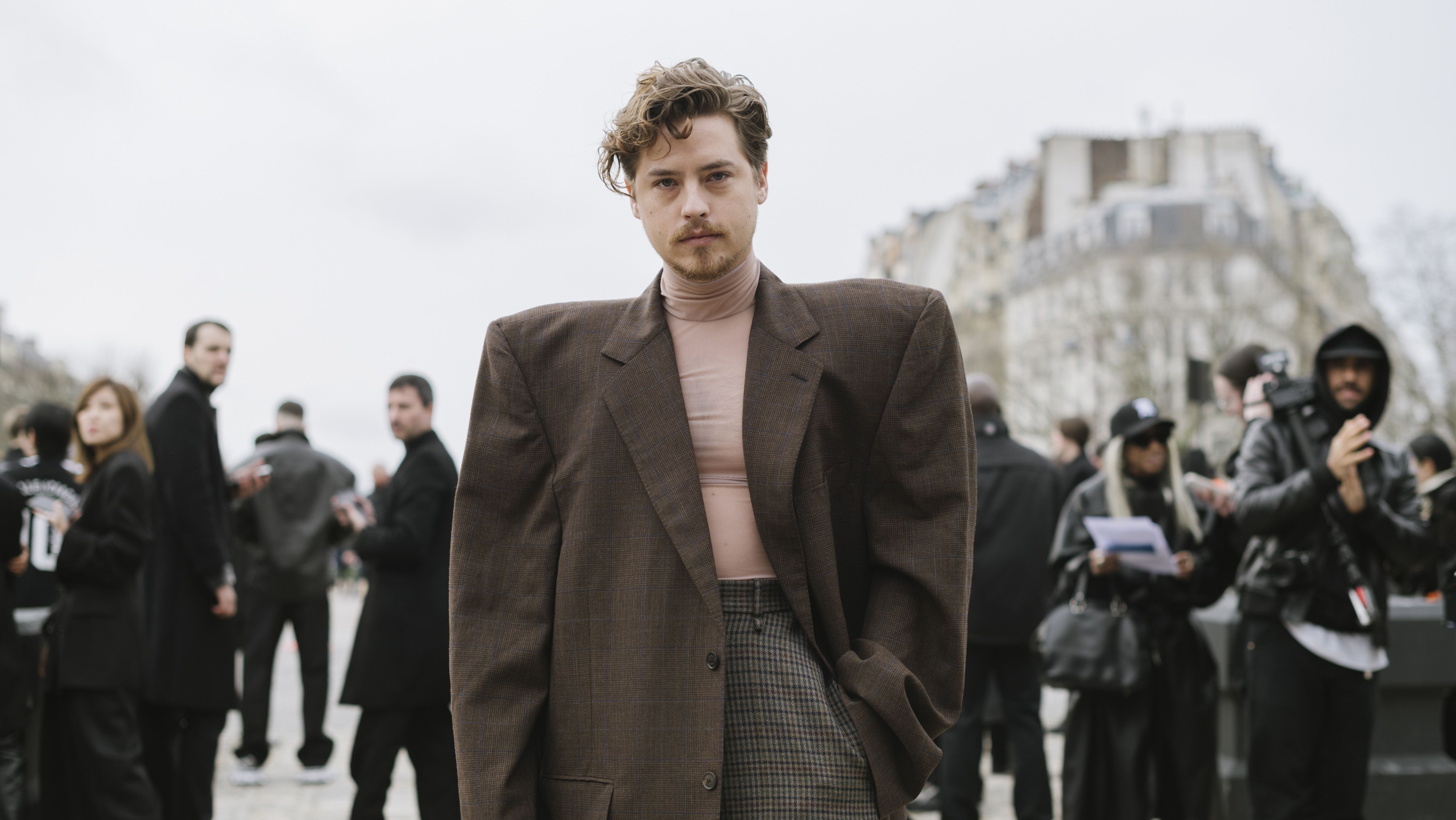 Cole Sprouse foi ao desfile da Balenciaga na Semana de Moda de Paris