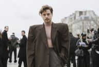 Cole Sprouse aposta em terno over-sized para ir a desfile da Balenciaga