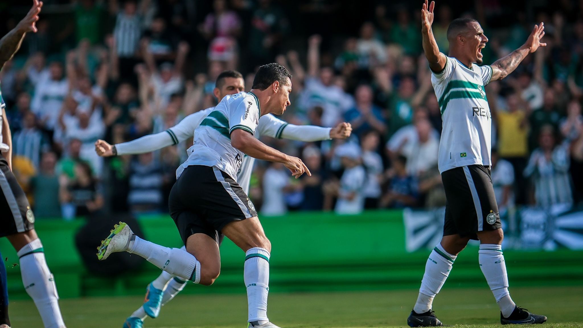 Coritiba vence no Couto Pereira