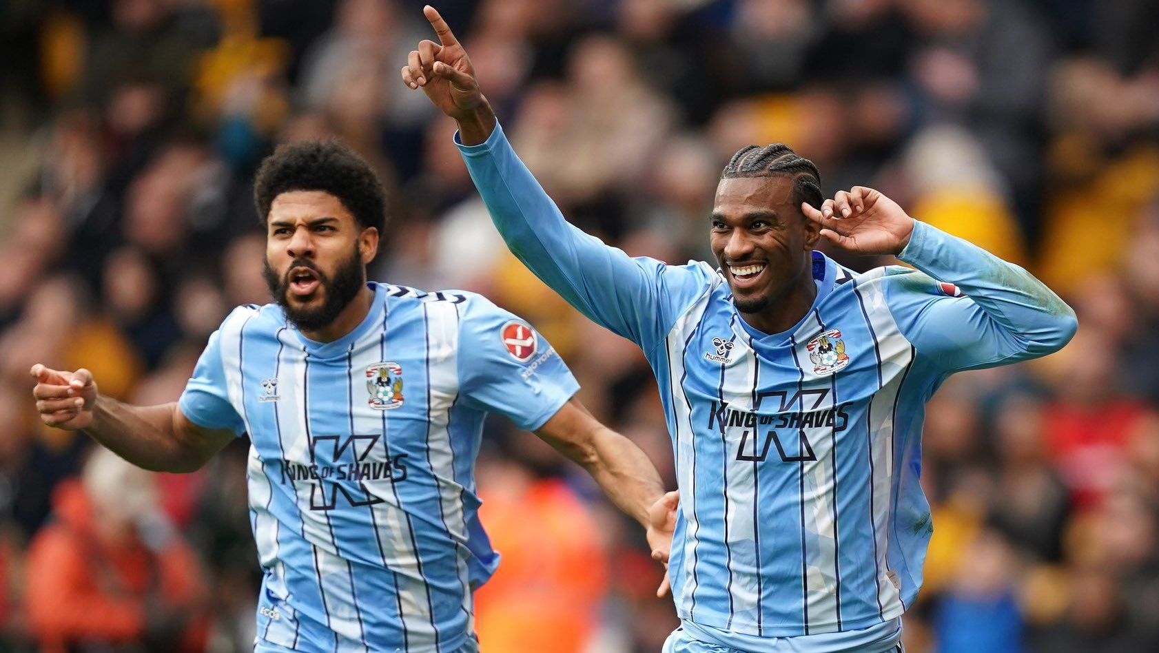 Ellis Simms e Haji Wright comemoram gol contra Wolverhampton