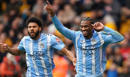 Ellis Simms e Haji Wright comemoram gol contra Wolverhampton