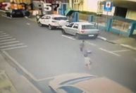 Crianças fogem da creche correndo pela rua em Balneário Camboriú (SC)