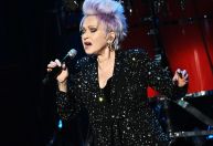 Conheça Cyndi Lauper, ícone dos anos 80 que está confirmada no Rock in Rio