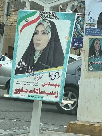 Um cartaz eleitoral de uma candidata parlamentar aparentemente brinca com o slogan de protesto “Mulher-Vida-Liberdade”, substituindo-o por “Mulher-Sabedoria-Grandeza” em Isfahan, Irã, em 24 de fevereiro / CNN