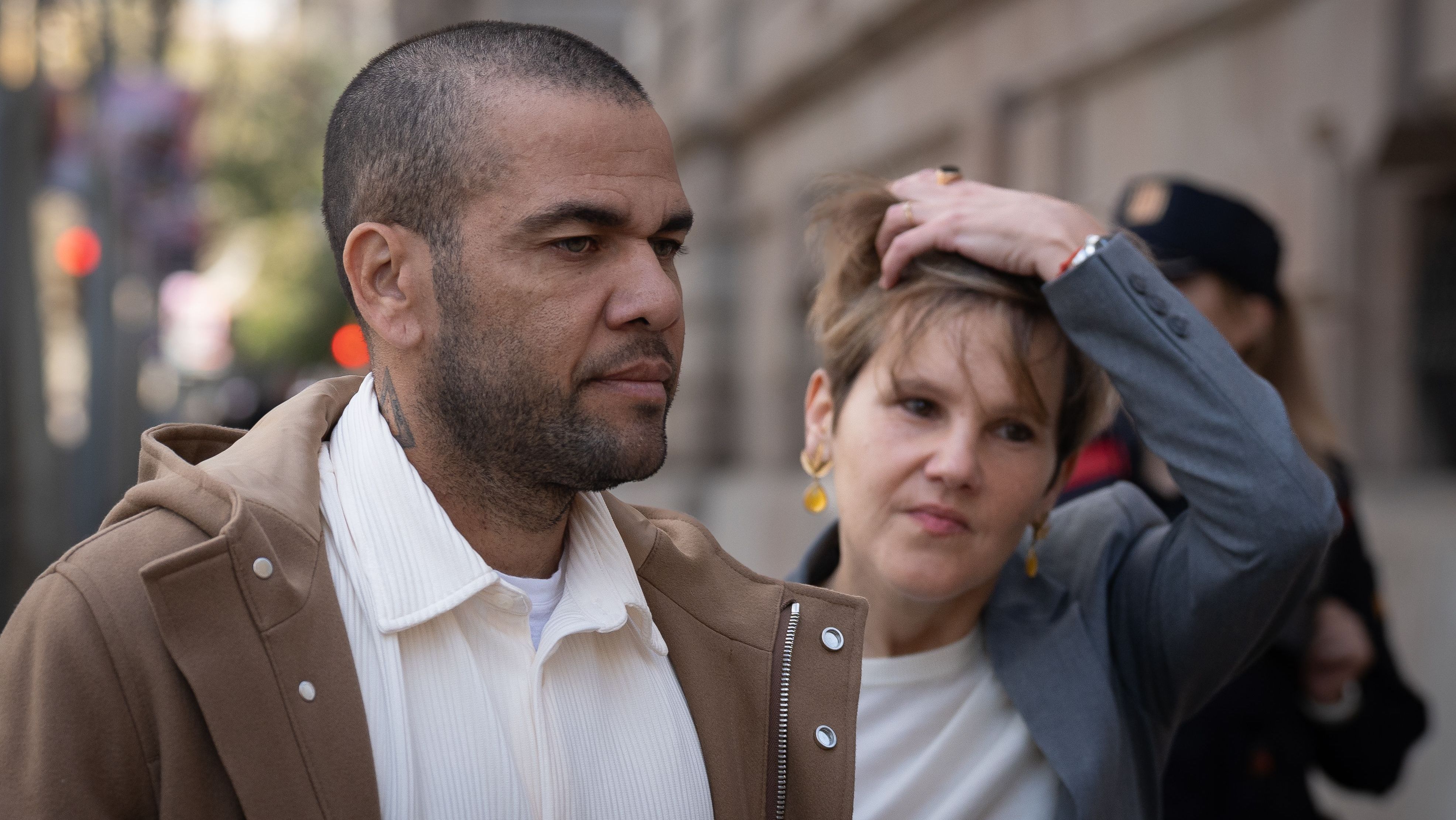 Daniel Alves compareceu perante o tribunal em Barcelona nesta quinta-feira (28)