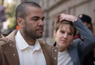 Daniel Alves ouve protestos na porta de tribunal: 