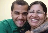Mãe de Daniel Alves comemora absolvição do filho: "Glória a Deus"