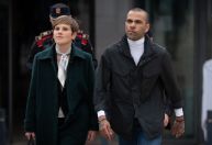 Daniel Alves deixa prisão na Espanha após pagar R$ 5,4 milhões de fiança