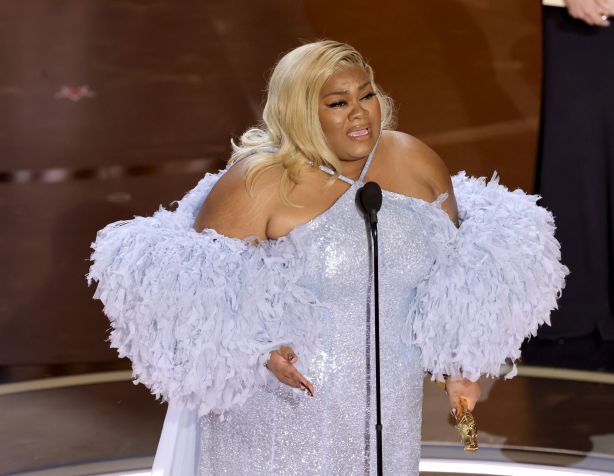 Da'Vine Joy Randolph, de "Os Rejeitados", se emociona ao levar a categoria de "Melhor Atriz Coadjuvante" / Kevin Winter/Getty Images