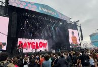Dayglow atende pedido de fã e o convida para cantar hit da banda