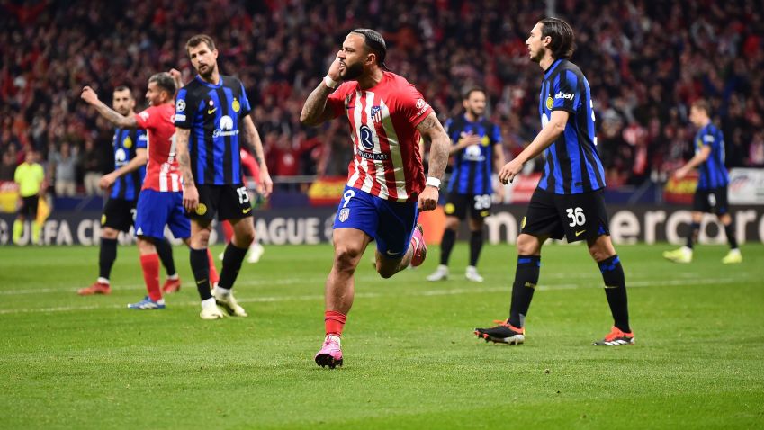 Depay comemora o gol que levou a partida entre Atlético de Madrid e Inter de Milão para a prorrogação • Denis Doyle/Getty Images