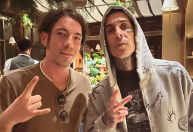 Di Ferrero posta foto ao lado de Travis Barker, do Blink-182; veja