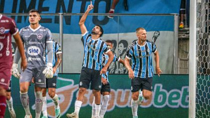 Diego Costa comemora um dos gols que marcou para o Grêmio sobre o Caxias
