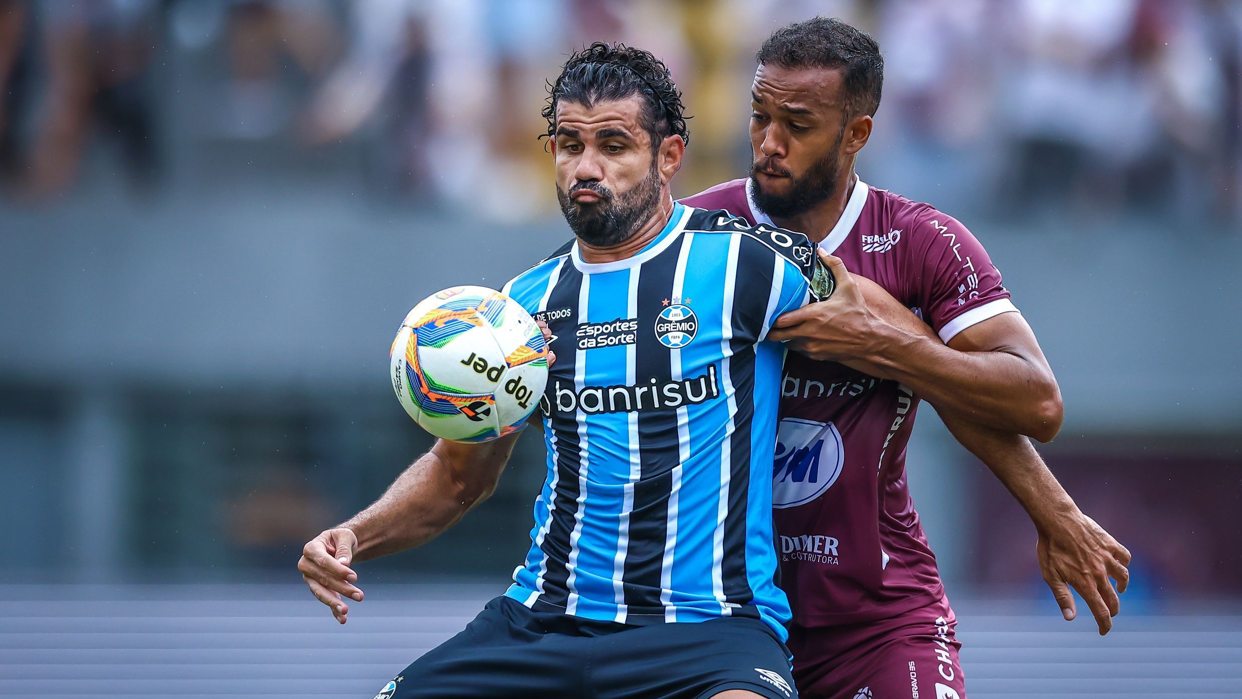 Diego Costa disputa bola em jogo contra o Caxias