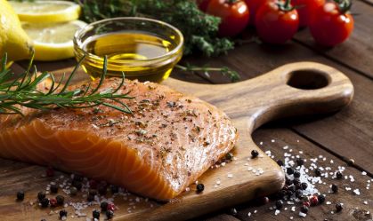 Posta de salmão em uma tábua de madeira