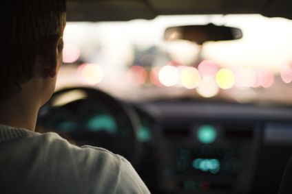 Homem dirigindo carro em horário de rush