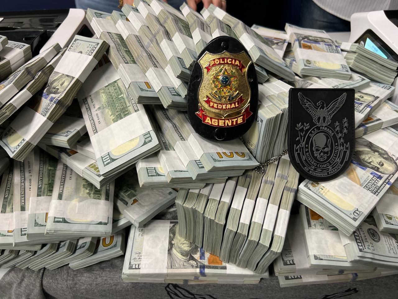 Em parede falsa, PF encontra US$ 3 milhões em operação contra lavagem de dinheiro / Polícia Federal