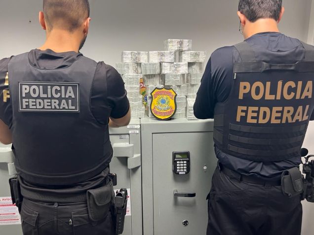 Em parede falsa, PF encontra US$ 3 milhões em operação contra lavagem de dinheiro / Polícia Federal