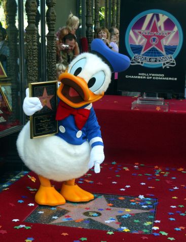 Pato Donald ao lado de sua estrela na Calçada da Fama / Matthew Simmons/WireImage