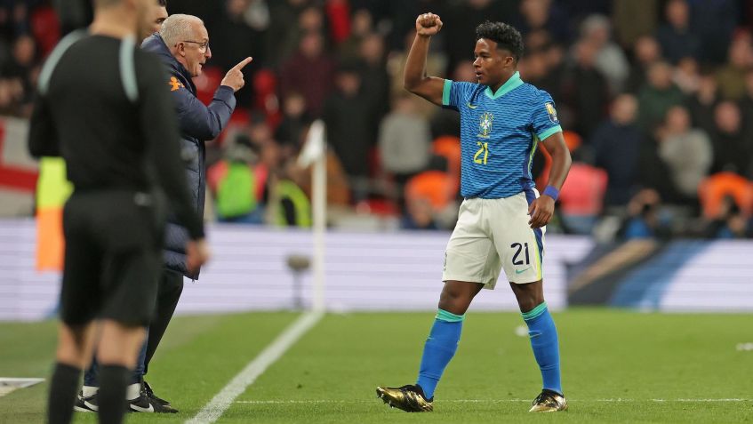 Dorival e Endrick após gol do Brasil contra a Inglaterra • Divulgação/CBF