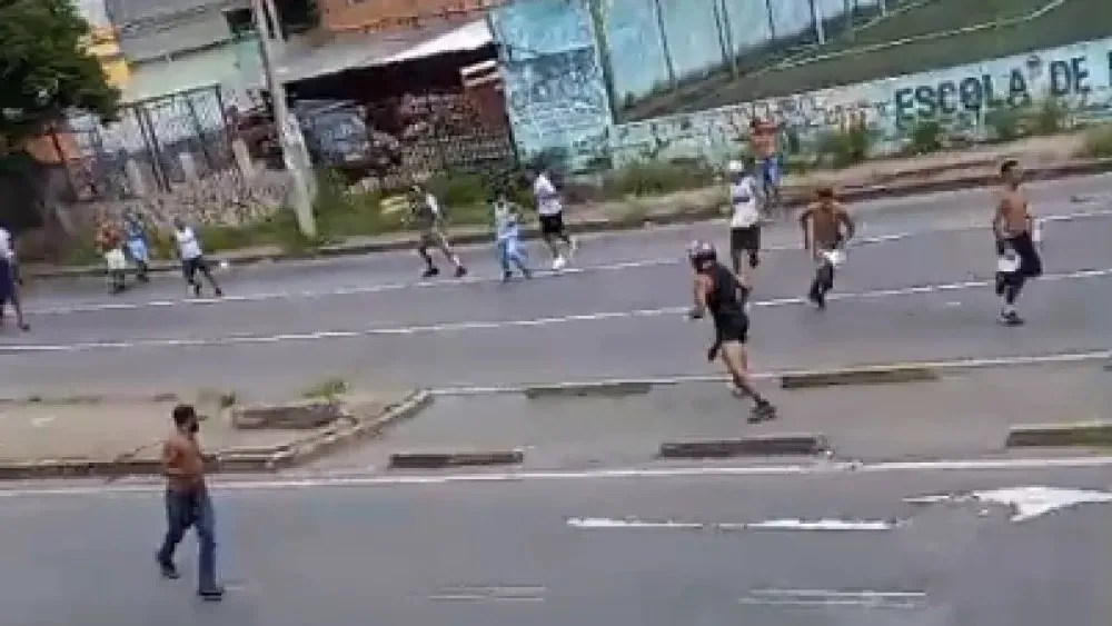 Imagem de destaque do post: Briga entre organizadas de Atlético e Cruzeiro deixa torcedor baleado em BH