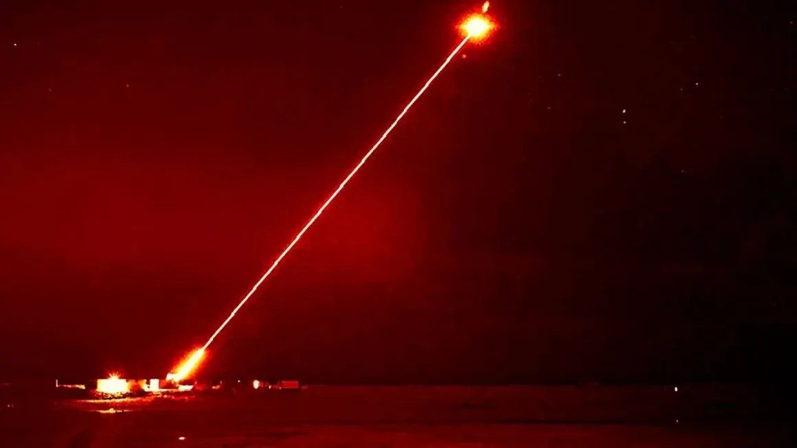 A Grã-Bretanha afirma ter testado com sucesso o sistema de arma de energia direcionada a laser DragonFire (LDEW) / Divulgação/Ministério da Defesa Britânico