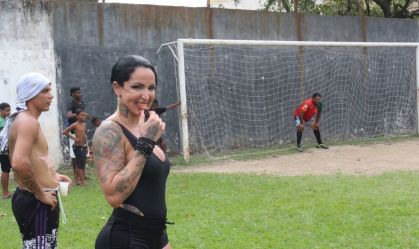 Atriz troca filmes adultos por sonho no futebol como árbitra; entenda