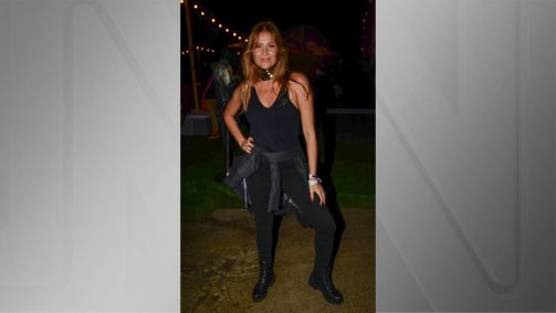Ellen Jabour posa para a foto com a mão na cintura e uma roupa toda preta