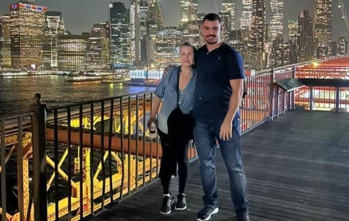 Alexandre com a mãe, Emília Perrout, em uma viagem recente / Reprodução