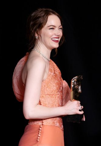 Emma Stone na premiação do Bafta 2024 / John Phillips/Getty Images