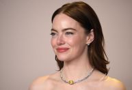 Pele clássica e natural: confira os truques de beleza de Emma Stone