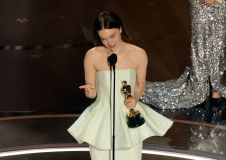 Oscar 2024: Emma Stone vence prêmio de “Melhor Atriz” por “Pobres Criaturas”