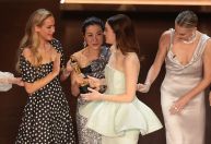 Oscar 2024: Michelle Yeoh esclarece confusão com Emma Stone no palco