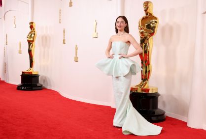 Emma Stone no tapete vermelho do Oscar 2024
