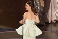 Emma Stone enfrenta problema com vestido ao aceitar prêmio no Oscar: “Estragou”