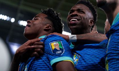 Endrick e Vinicius Jr. comemorando gol da Seleção Brasileira