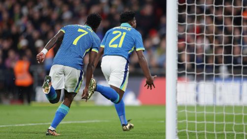 Endrick e Vinicius Jr. comemorando gol da Seleção Brasileira