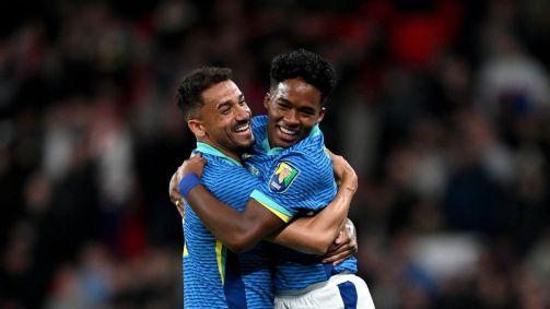 Endrick e Danilo comemorando gol da Seleção Brasileira