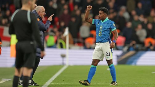 Endrick e Dorival comemorando gol da Seleção Brasileira
