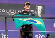 Enzo vence prova da Fórmula 2 e homenageia Wilson Fittipaldi