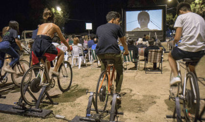 São Paulo recebe cinema ao ar livre com energia gerada por pedaladas