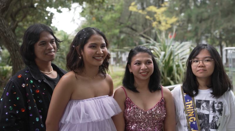 As fãs filipinas Errol De Asis, Gilliane Granada, Christel Kaye Kuan e Yedda Mendoza foram a Singapura para turnê de Taylor Swift. / CNN