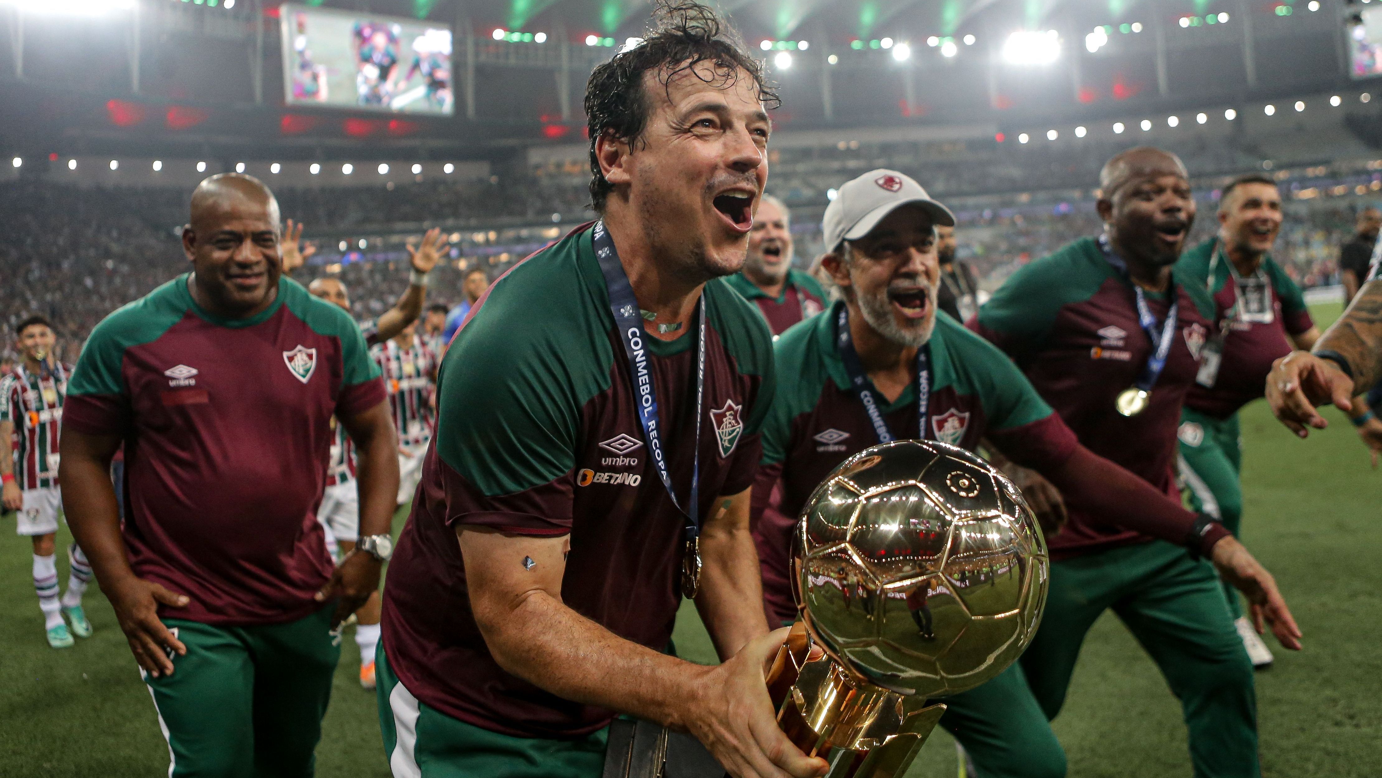 Fernando Diniz comemorando o título da Recopa Sul-Americana