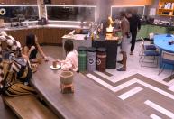 BBB24: frigideira pega fogo e assusta participantes na cozinha
