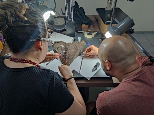 Dr. Gabriel S. Ferreira (à direita), coletando amostras para as análises geoquímicas / Senckenberg/Universidade de Tubingen/Divulgação