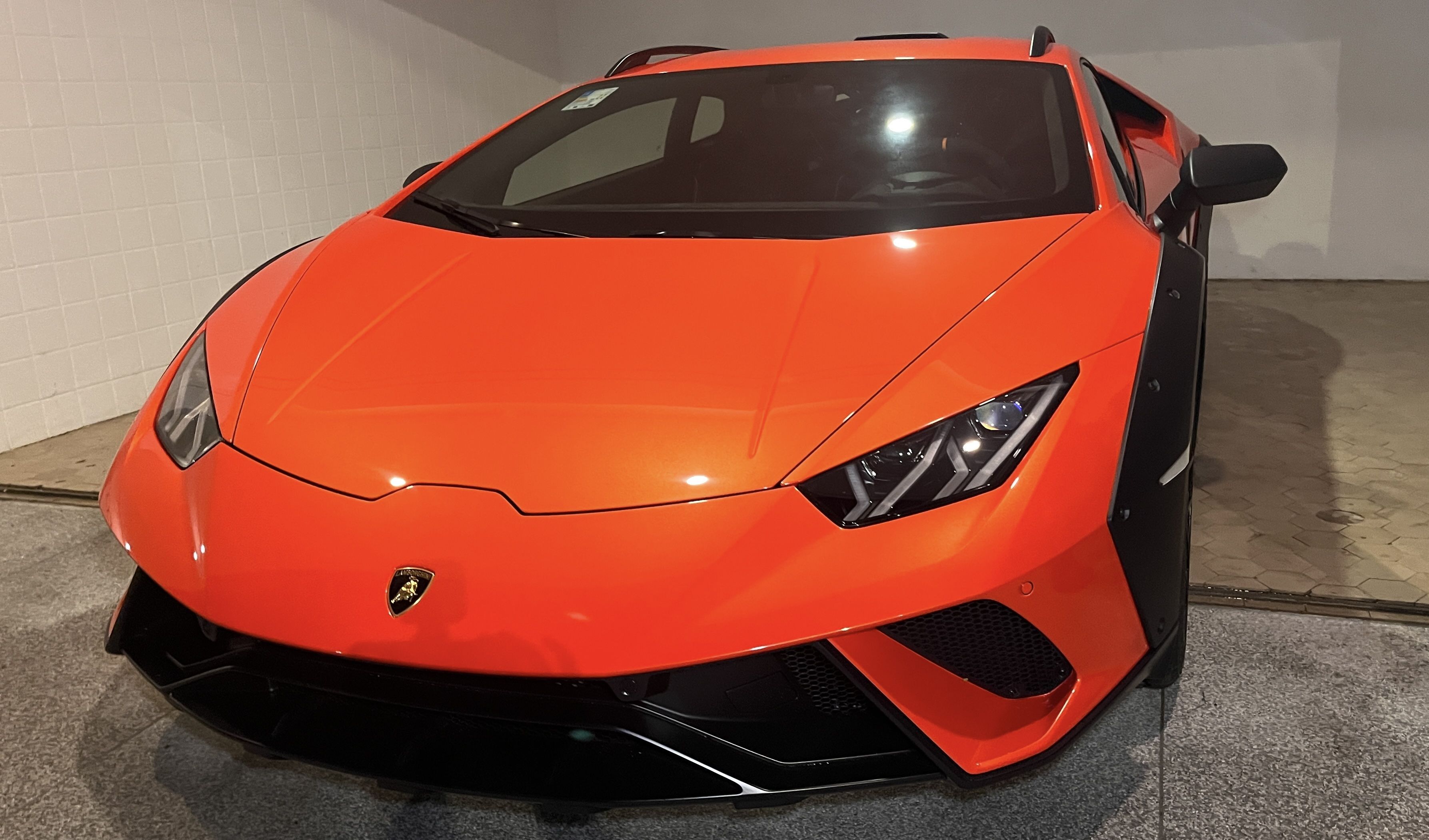 Como é o Lamborghini Huracán Sterrato vendido no Brasil: cor laranja
