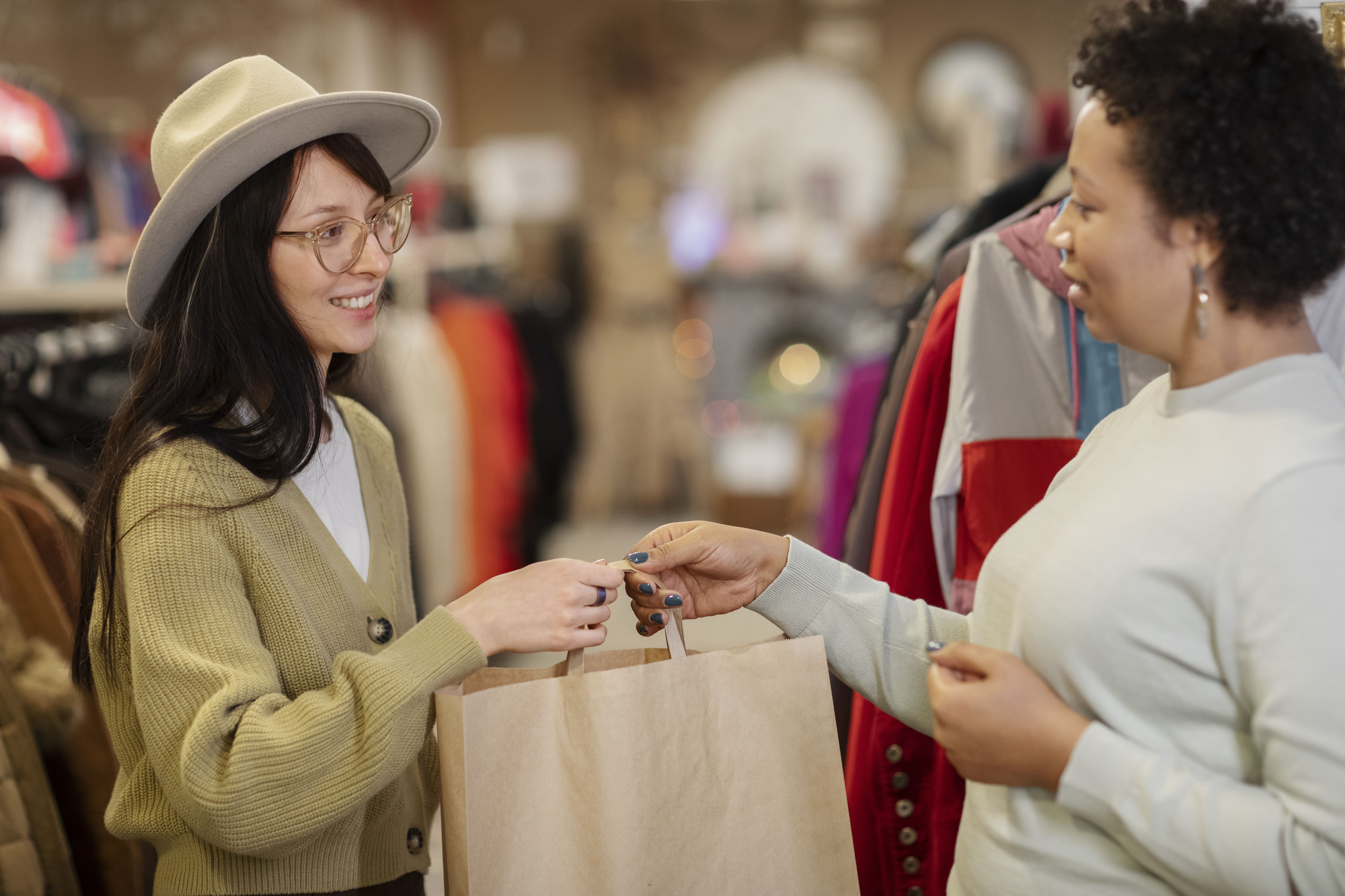 friends-shopping-second-hand-market