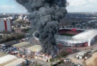 Vídeo: incêndio atinge prédio ao lado de estádio na Inglaterra; jogo é adiado